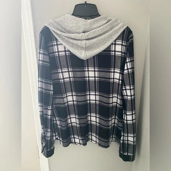 Urban Heritage - Black and white plaid button down long sleeve 🖤🤍 - Picture 3 of 3